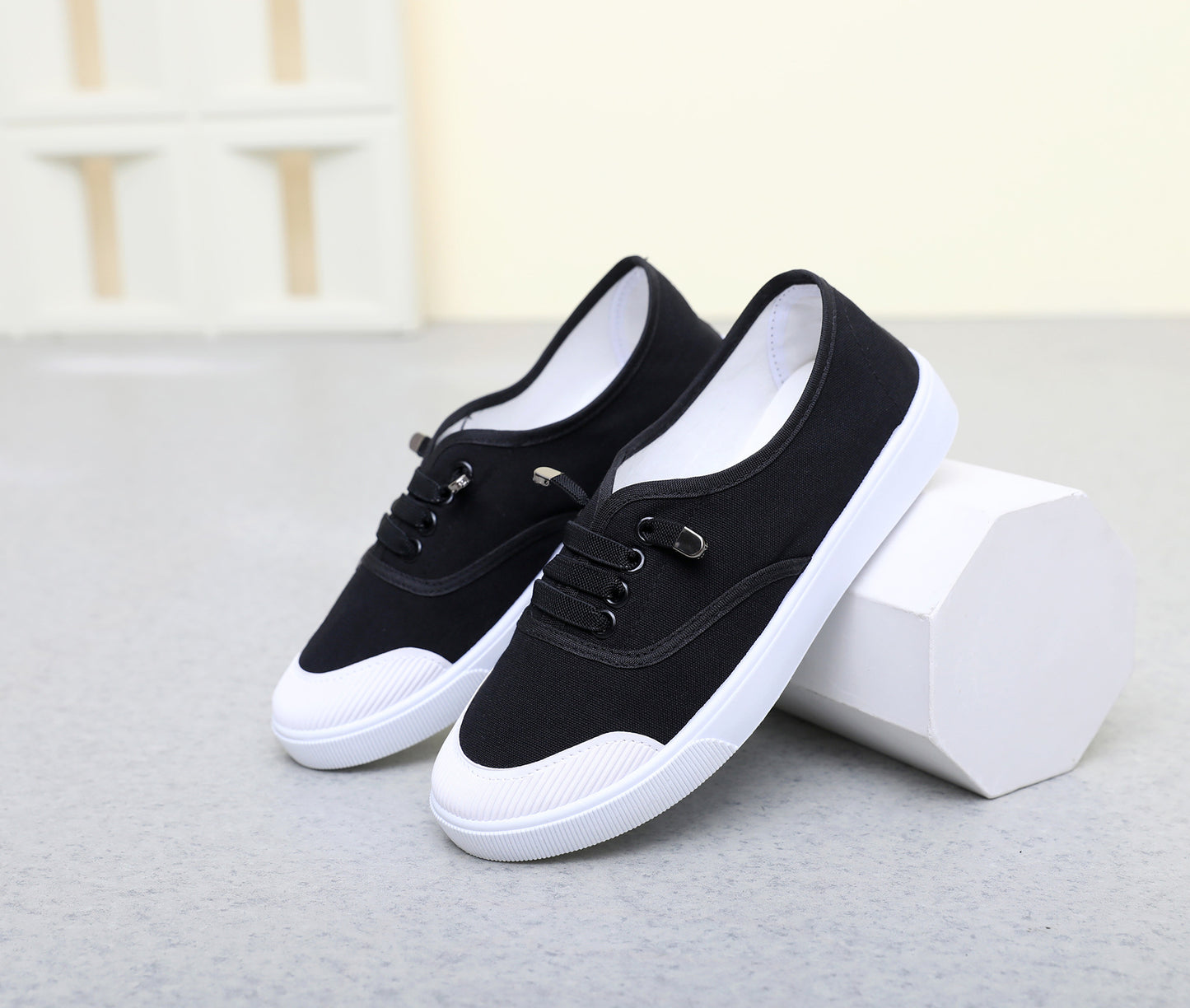 Women's Classic White Canvas Sneakers - Versatile Flat-Sole Shoes for Students & Everyday Wear