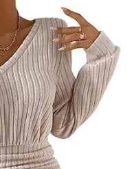 Robe courte plissée à col en V et manches longues pour femme